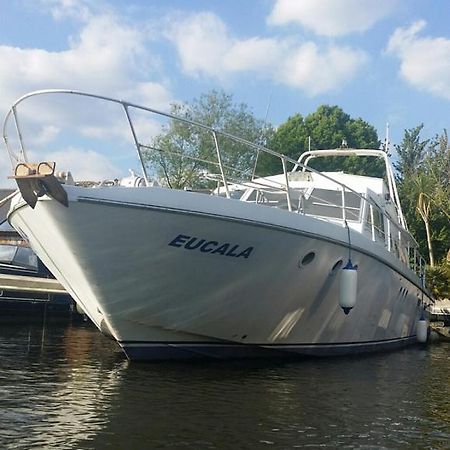 מלון איסט מולזי Eucala Motor Yacht מראה חיצוני תמונה