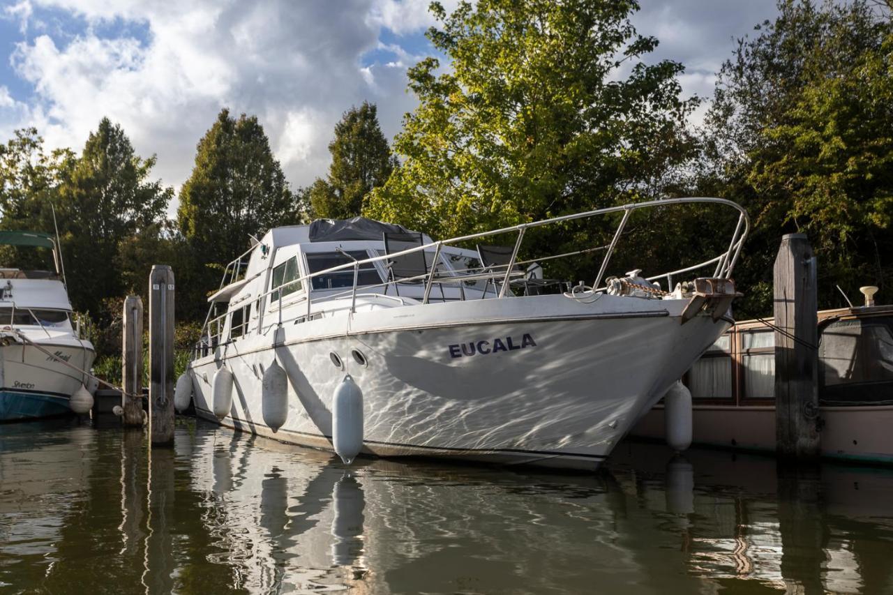 מלון איסט מולזי Eucala Motor Yacht מראה חיצוני תמונה